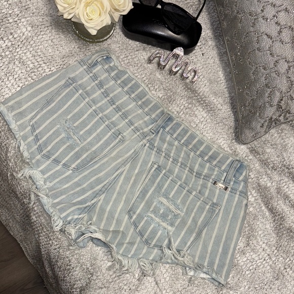 NWT KanCan Blue Striped Jean Shorts - Picture 9 of 14